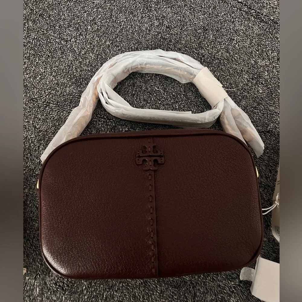 TORY BURCH • TEXTURED MCGRAW LEATHER CAMERA BAG- color WINE